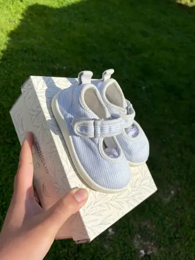 Zapatos de bebé rayados celestes con velcro - miniatura 2