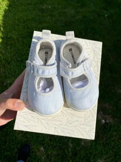 Zapatos de bebé rayados celestes con velcro - miniatura 3