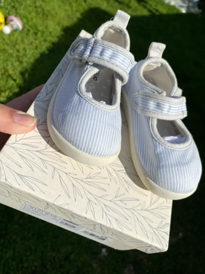Zapatos de bebé rayados celestes con velcro - 4
