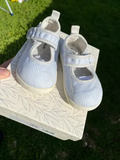Zapatos de bebé rayados celestes con velcro - miniatura 5