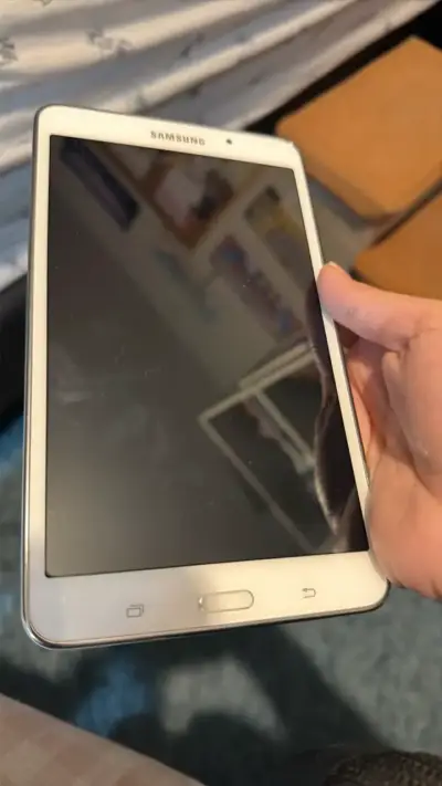 Tablet Samsung blanca en buen estado - miniatura 1