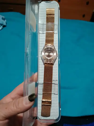 Reloj Swatch dorado con malla metálica - miniatura 1