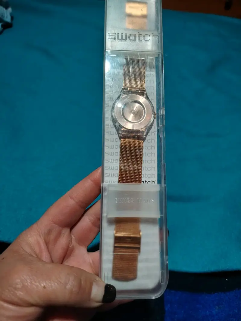 Reloj Swatch dorado con malla metálica - 2