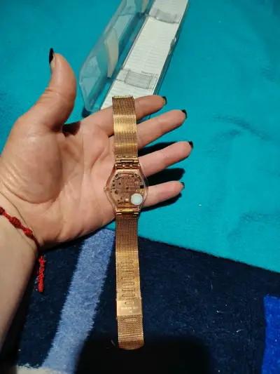 Reloj Swatch dorado con malla metálica - miniatura 3