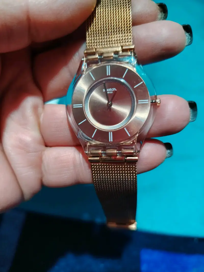Reloj Swatch dorado con malla metálica - 4