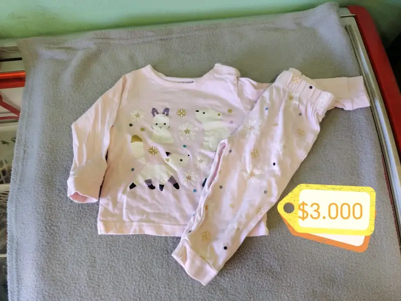 Pijama infantil rosado con diseño de animales