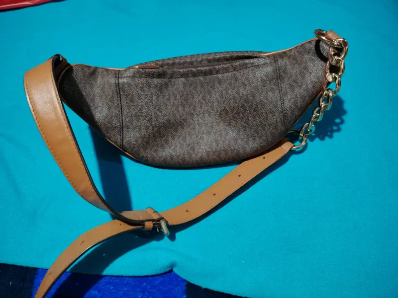 Riñonera Michael Kors marrón con logo - 4