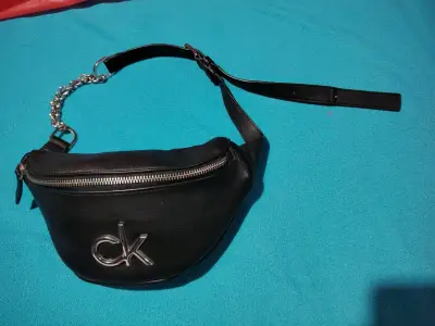 Riñonera negra Calvin Klein con cadena - miniatura 1