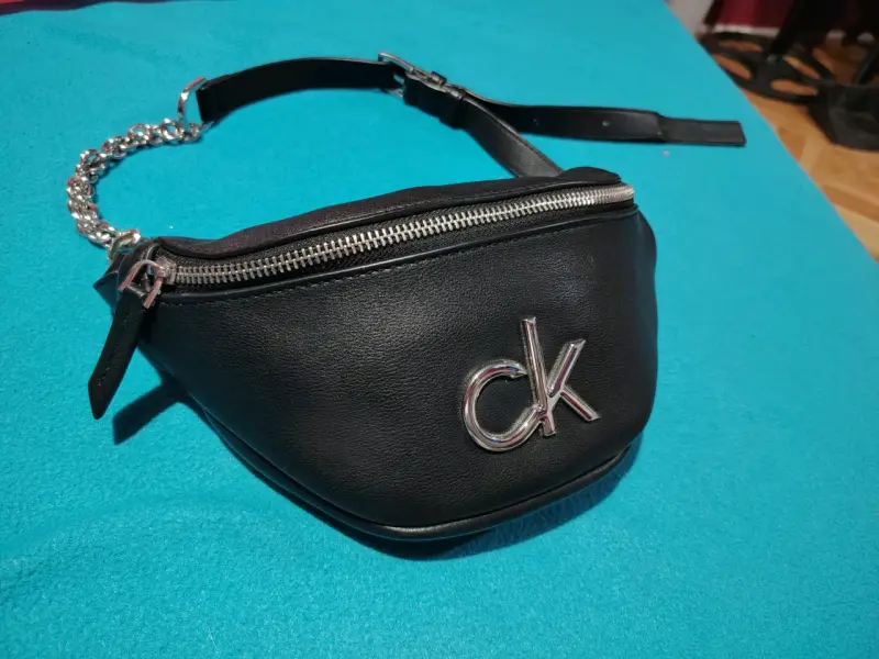 Riñonera negra Calvin Klein con cadena - 2