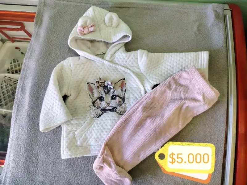 Conjunto de bebé con diseño de gatito