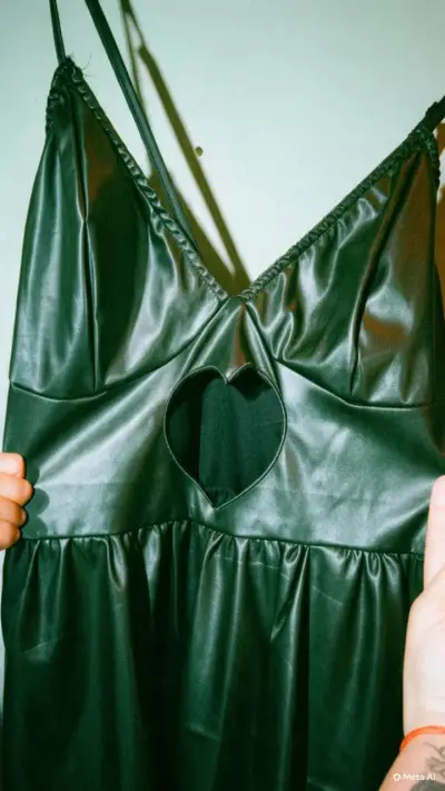 Vestido negro de cuero sintético con diseño de corazón - miniatura 2