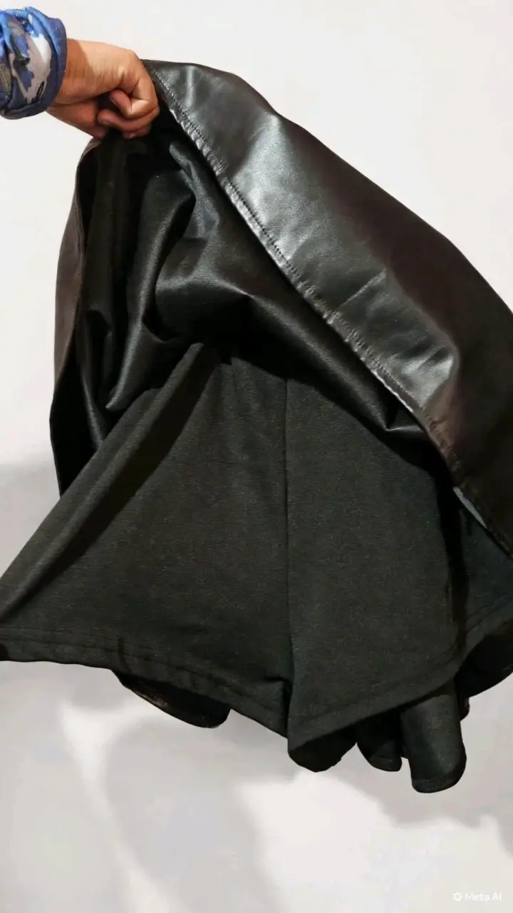 Vestido negro de cuero sintético con diseño de corazón - 3