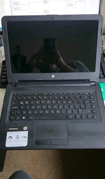 Notebook HP con pantalla de 14 pulgadas - miniatura 1