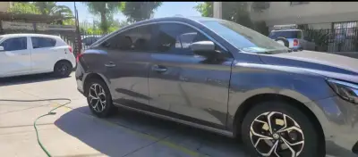 Auto MG GT en buen estado con detalles - miniatura 6