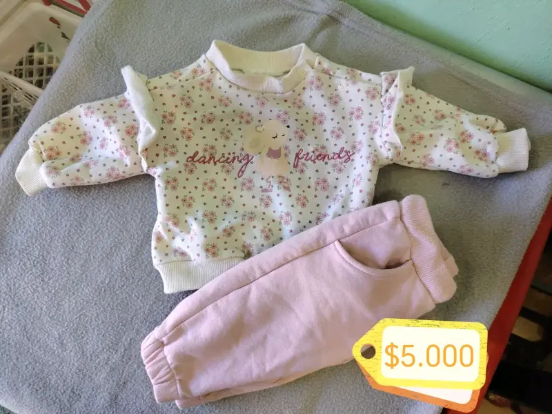 Conjunto de bebé con diseño floral y texto