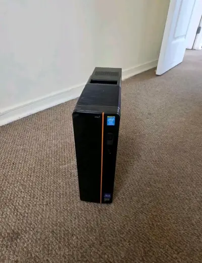 Torre de PC Gear en buen estado - miniatura 1