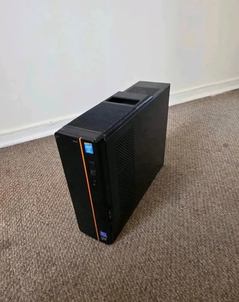 Torre de PC Gear en buen estado - 2