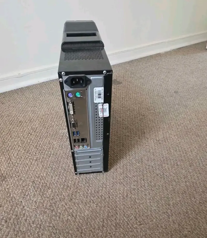 Torre de PC Gear en buen estado - 3