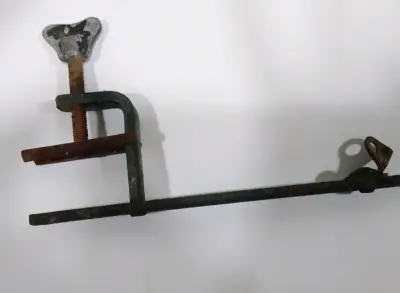 Abrazadera de fijación de hierro antigua - miniatura 1