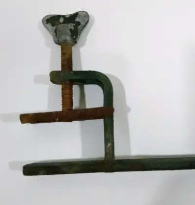 Abrazadera de fijación de hierro antigua - miniatura 2