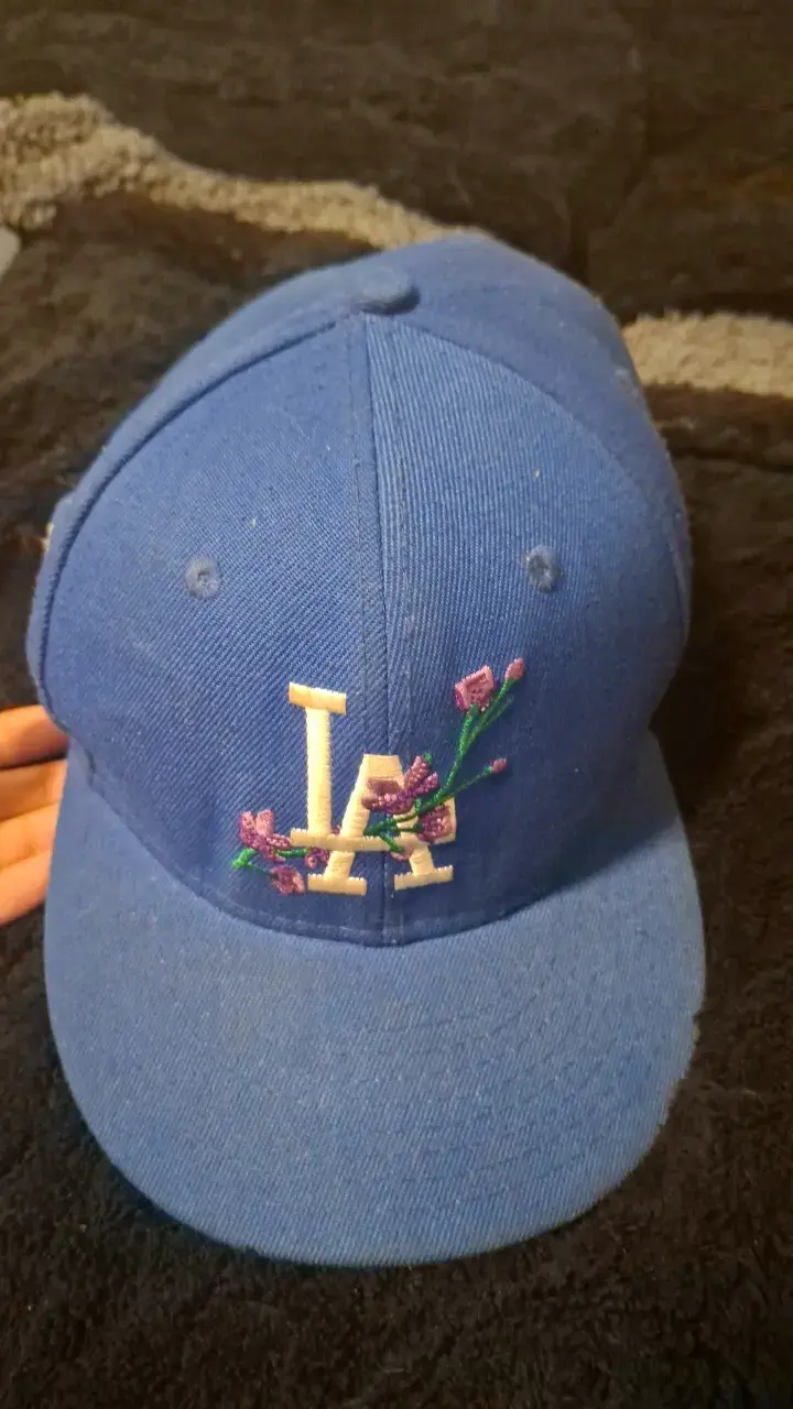 Gorra azul con bordado floral LA - 1