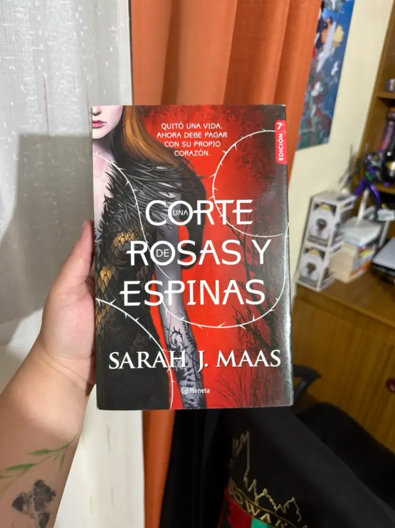 Una Corte de Rosas y Espinas de Sarah J. Ma - 1