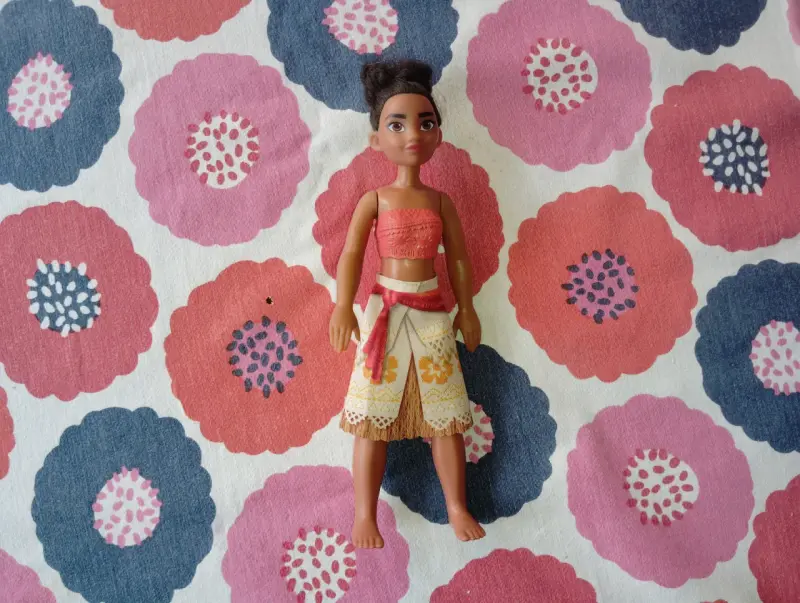 Muñeca inspirada en personaje animado con falda colorida