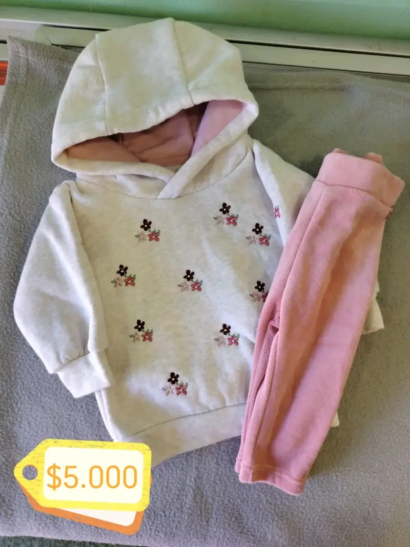 Conjunto de polerón y pantalón para niña