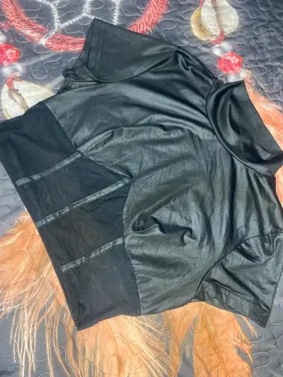 Polera negra de cuello alto para mujer - miniatura 1