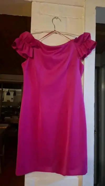Vestido fucsia con volantes en los hombros - miniatura 1