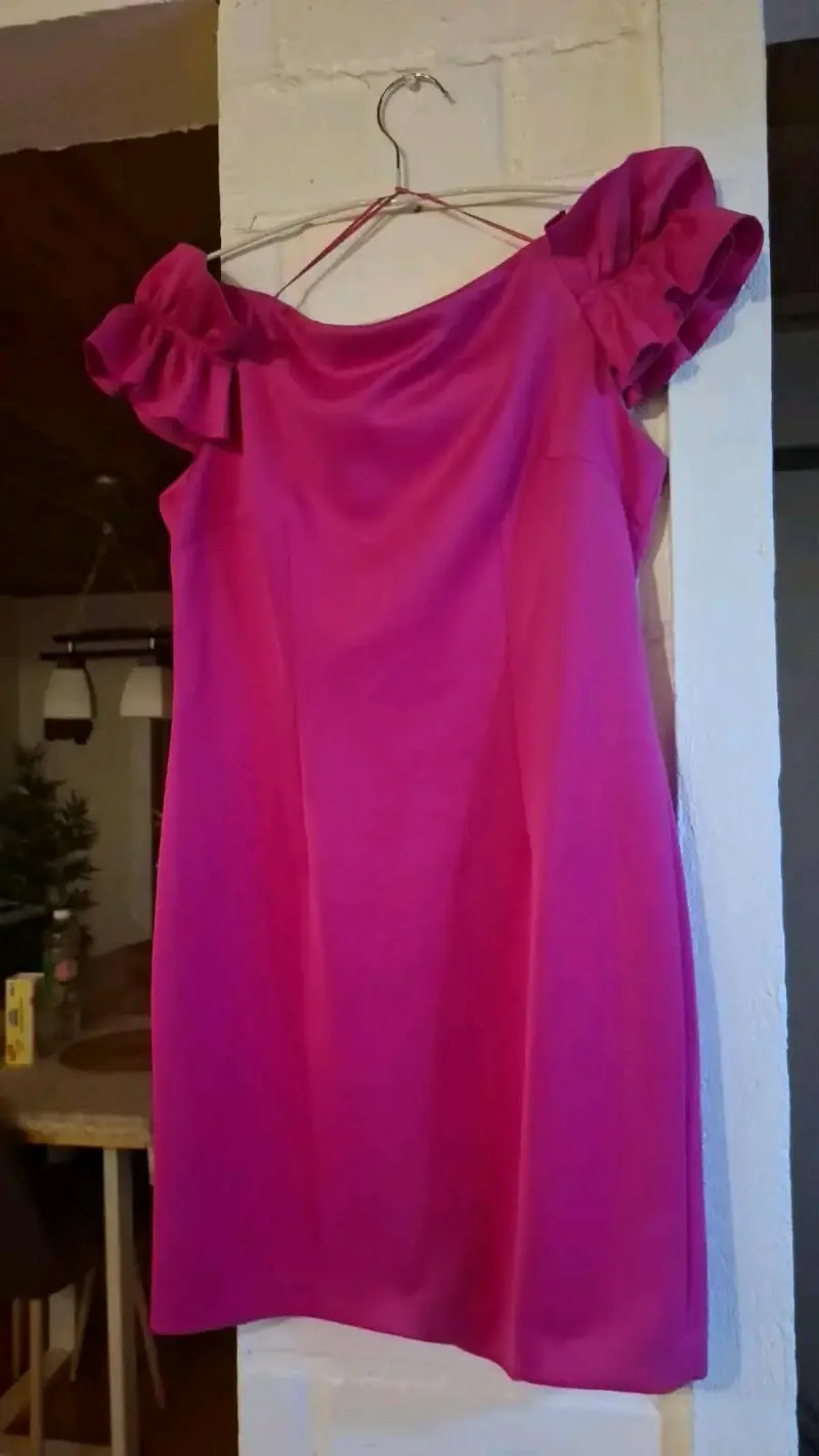 Vestido fucsia con volantes en los hombros - 2