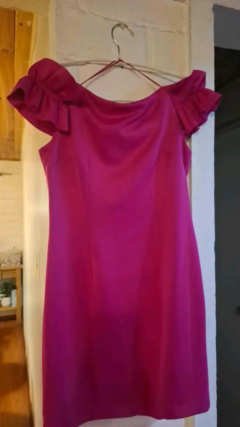 Vestido fucsia con volantes en los hombros - 3