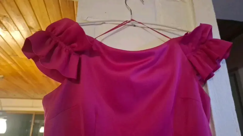 Vestido fucsia con volantes en los hombros - 4