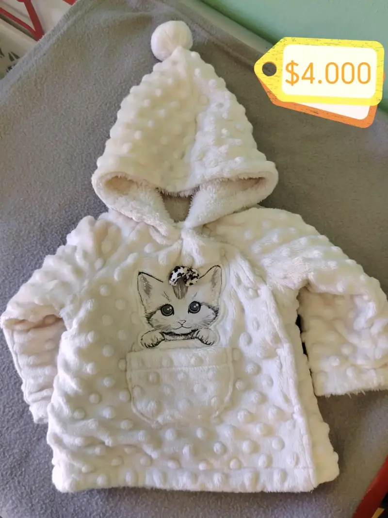 Abrigo de bebé con capucha y diseño de gatito