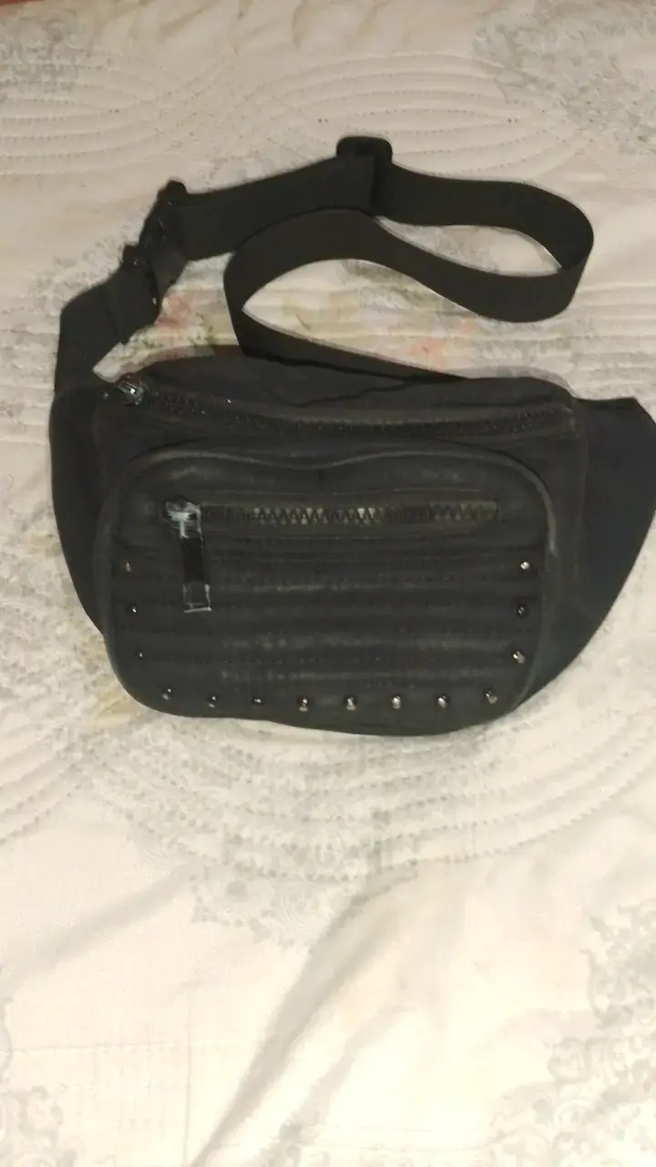 Riñonera negra con tachas y cierre ajustable - 1