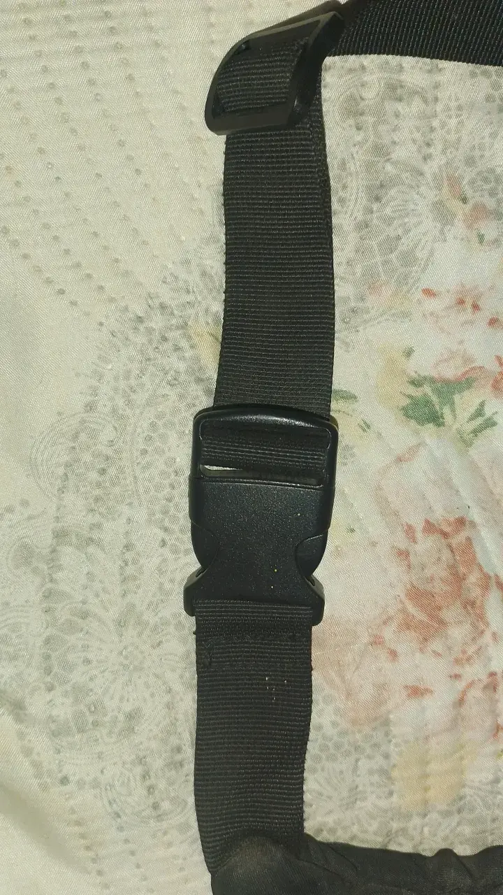 Riñonera negra con tachas y cierre ajustable - 3