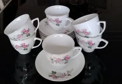 Juego de tazas de té con diseño floral - miniatura 1