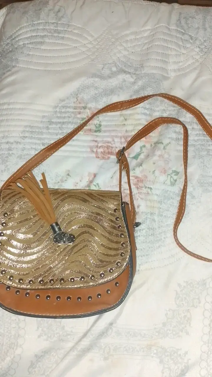 Cartera cruzada dorada con flecos - 1