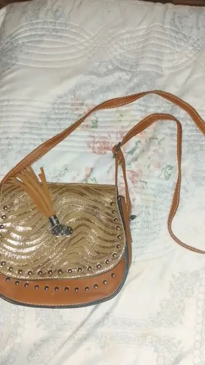 Cartera cruzada dorada con flecos - miniatura 1