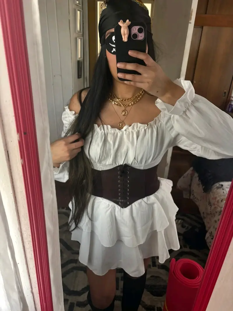 Disfraz de pirata para mujer con corsé y vestido blanco