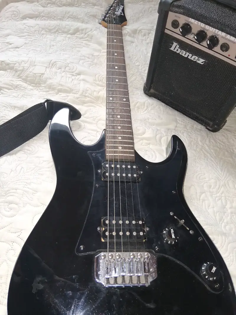 Guitarra eléctrica negra con amplificador Ibanez - 1
