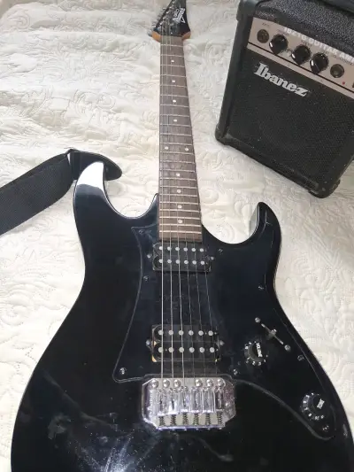 Guitarra eléctrica negra con amplificador Ibanez - miniatura 1