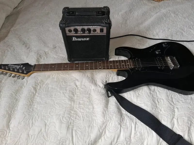 Guitarra eléctrica negra con amplificador Ibanez - 2