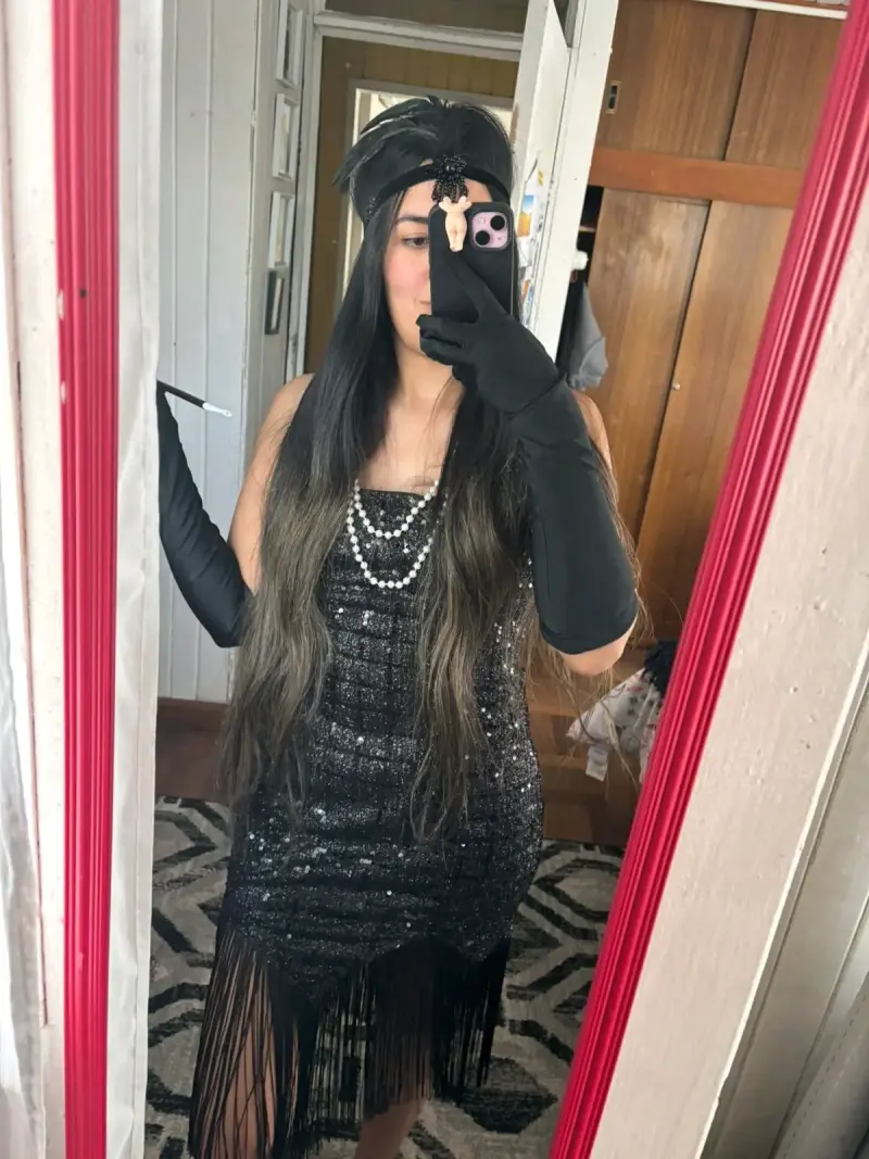 Vestido de fiesta negro con lentejuelas y flecos