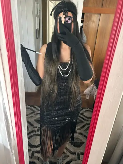 Vestido de fiesta negro con lentejuelas y flecos - miniatura 2