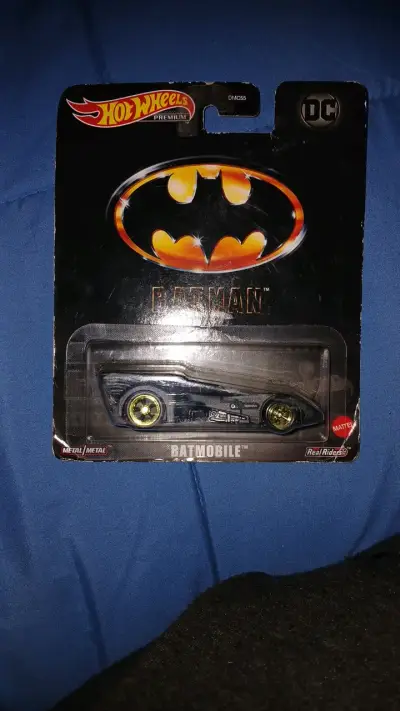 Hot Wheels Batmobile de colección - miniatura 1