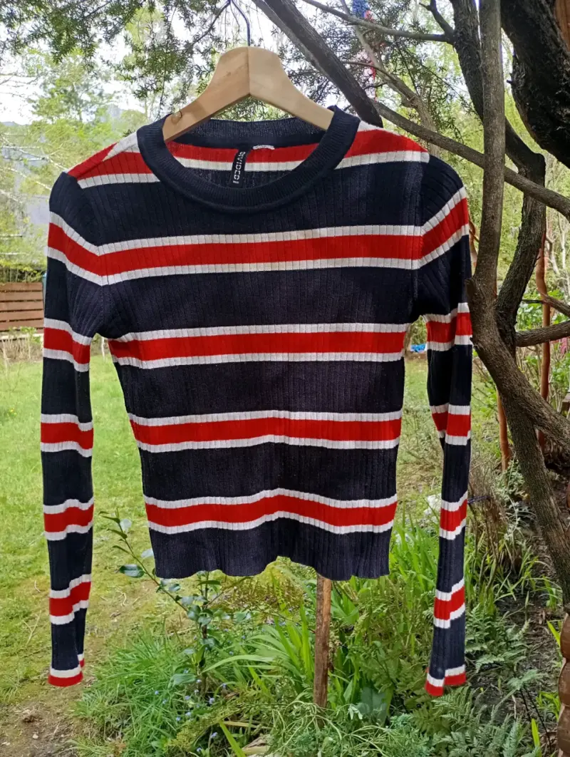 Suéter de rayas azul, rojo y blanco para mujer