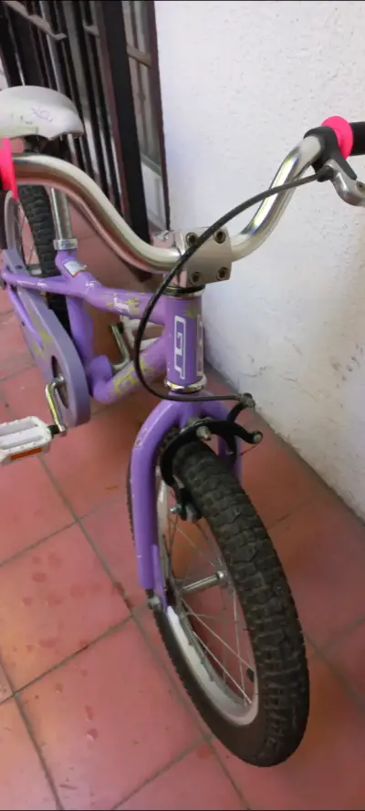 Bicicleta infantil morada con diseño floral - miniatura 1