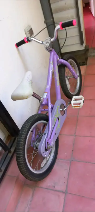 Bicicleta infantil morada con diseño floral - miniatura 3