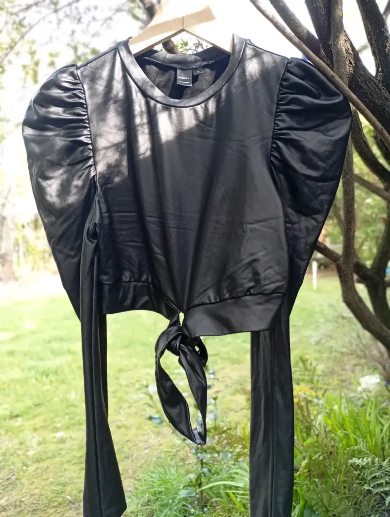 Blusa negra de cuero sintético con mangas abullonadas - 1